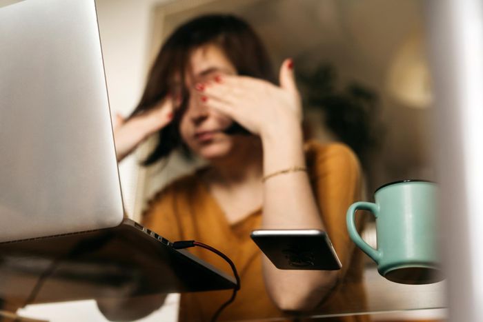Phụ nữ có xu hướng kiệt sức hơn vì họp online. Ảnh: Forbes.