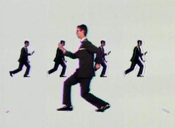 Tạo hình kỳ quái của David Byrne trong MV “Once In A Lifetime”