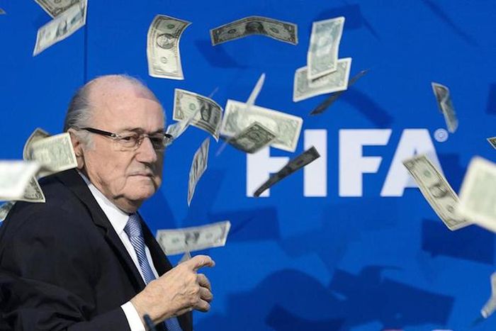 Blatter từng bị ném tiền vào mặt
