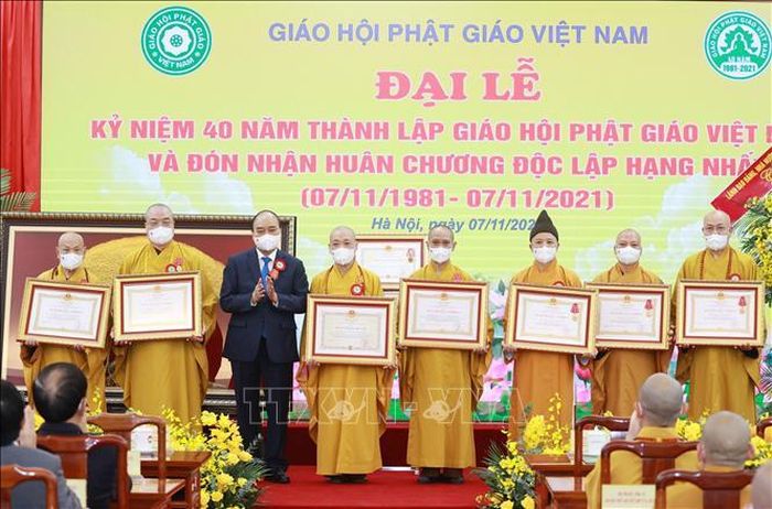 Chủ tịch nước Nguyễn Xuân Phúc trao tặng Huân chương Độc lập hạng Ba và Huân chương Lao động hạng Ba cho các cá nhân của Giáo hội Phật giáo Việt Nam. Ảnh: Thống Nhất/ TTXVN