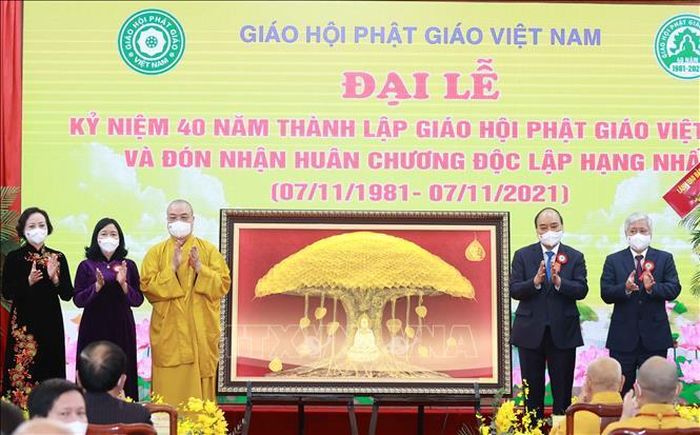 Chủ tịch nước Nguyễn Xuân Phúc tặng bức tranh Cây bồ đề cho Giáo hội Phật giáo Việt Nam. Ảnh: Thống Nhất/TTXVN