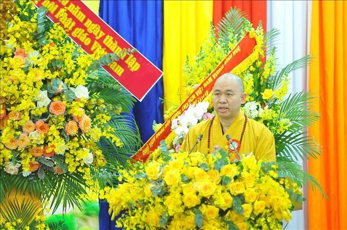 Thượng tọa TS. Thích Đức Thiện, Phó chủ tịch, Tổng Thư ký Hội đồng Trị sự Giáo hội Phật giáo Việt Nam, Trưởng Ban Phật giáo Quốc tế Trung ương Giáo hội Phật giáo Việt Nam báo cáo thành tựu Phật sư trọng đạo 40 năm hình thành và phát triển. Ảnh: Minh Đức/TTXVN