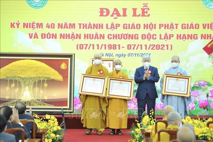 Chủ tịch Ủy ban Trung ương MTTQ Việt Nam Đỗ Văn Chiến trao Huân chương Đại đoàn kết các dân tộc cho các cá nhân. Ảnh: Minh Đức/TTXVN