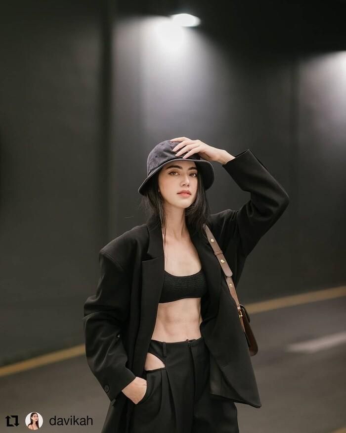 Mai Davika khá chuộng phong cách menswear khi kết hợp áo blazer dáng rộng, bên trong áo croptop và một chiếc quần xuông dáng rộng, kết hợp với một chiếc mũ. Trong thiết kế này cô nàng trông đầy phóng khoáng, đặc biệt khoe được cơ bụng 6 múi.