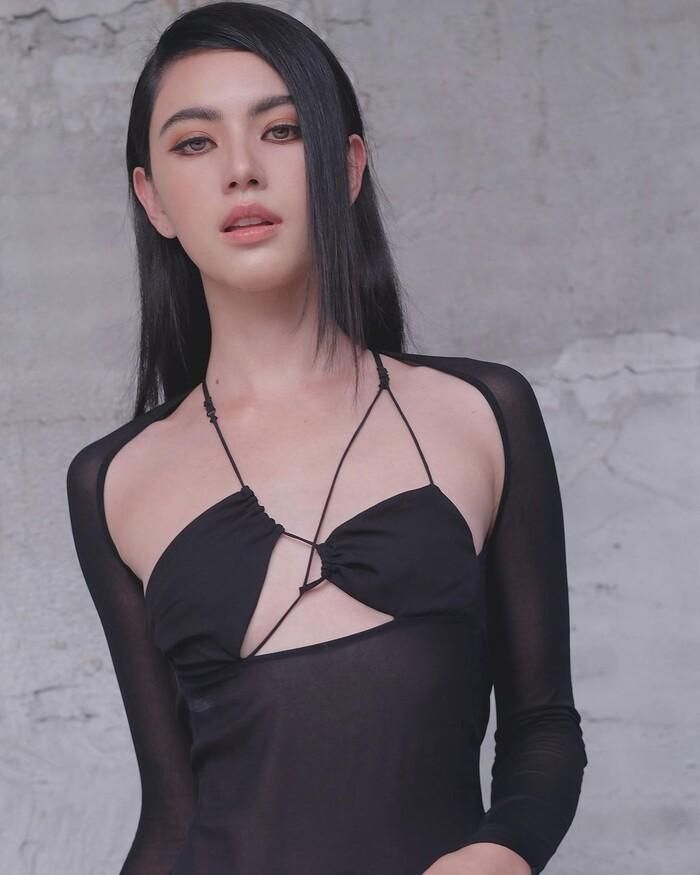 Mai Davika cũng chăm diện những thiết kế khá "khó nhằn" với những đường cắt xẻ bạo