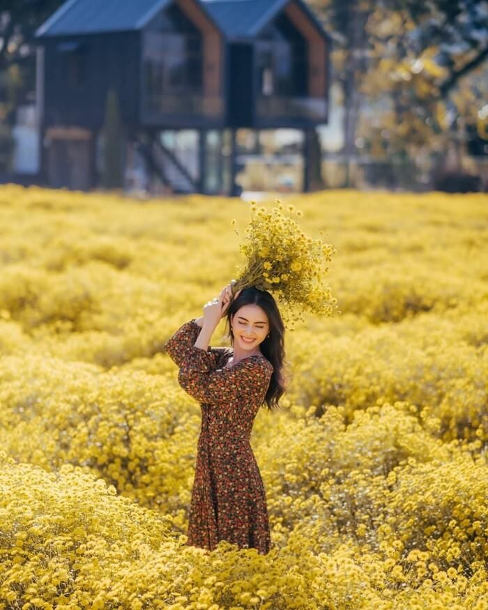 Không chỉ cá tính hay quyến rũ, Mai Davika hoàn toàn có thể biến thành "nàng thơ" chỉ trong phút mốt với thiết kế đầm hoa dáng dài.