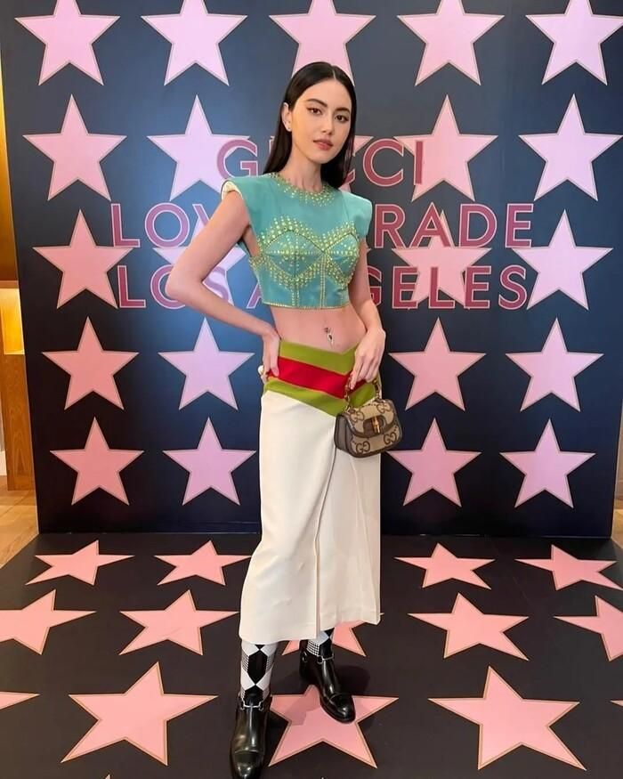 Trong sự kiện mới nhất của Gucci, Mai Davika diện nguyên cây đồ hiệu từ nhà mốt này. Đặc biệt chú ý nhất phải kể đến chiếc áo croptop khoe eo siêu thực.