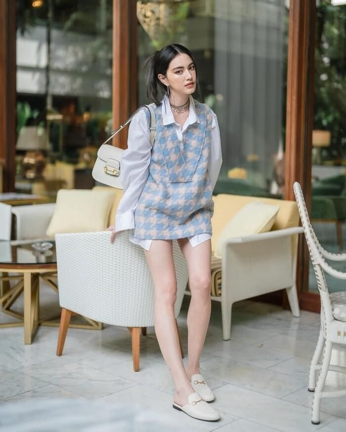 Cách phối đồ quan thuộc nhưng không nhàm chán áo sơ mi mix gile, từ túi xách, giày và quần áo phối cùng màu luôn tạo cảm giác vừa mắt