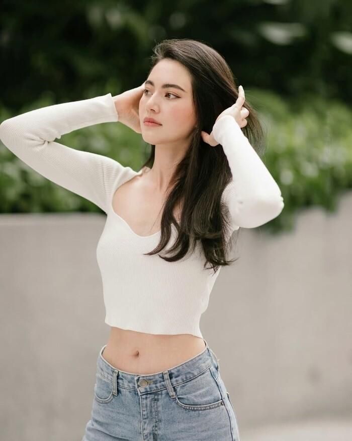 Cô thường xuyên lựa chọn áo crop top kết hợp với quần jeans, set đồ năng động và thoải mái
