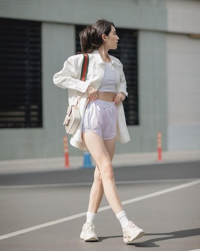 Trang phục đường phố của mỹ nhân Thái Lan cũng gây sốt khi cô nàng thường chọn những thiết kế đơn giản, cùng màu để tạo sự đồng điệu.