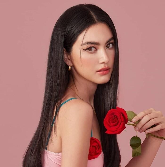 Kiểu make up của cô nàng tập trung nhiều vào phần mắt, được xem là điểm nhấn chính trên gương mặt. Đây cũng là kiểu trang điểm quen thuộc của các diễn viên Thái Lan