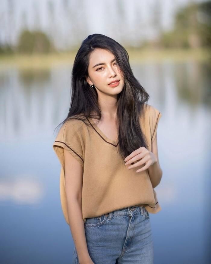 Mai Davika cũng rất biết cách bắt trend, chẳng hạn như diện gile len mix quần jeans đơn giản nhưng vô cùng cuốn hút