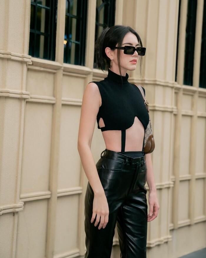 Lên đồ ngầu như Mai Davika, diện nguyên một cây đen với chiếc áo hottrend kết hợp cùng quần da, trông cô nàng đầy cá tính và sự mạnh mẽ.