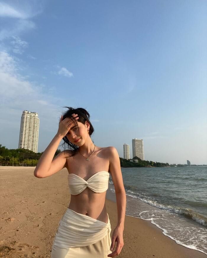 Mai Davika tươi tắn thả dáng trên biển với bộ đồ bơi màu nude để lộ đôi vai trần gợi cảm cùng cơ bụng săn chắc. Cô nàng ''thông minh'' khoe trọn đường nét cơ thể nhưng không hề phản cảm.