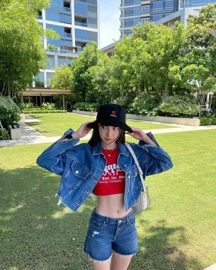 Hay thay vì áo sơ mi, cô nàng lựa chọn áo bò dáng crop top cũng là một cách phối đồ ưng mắt