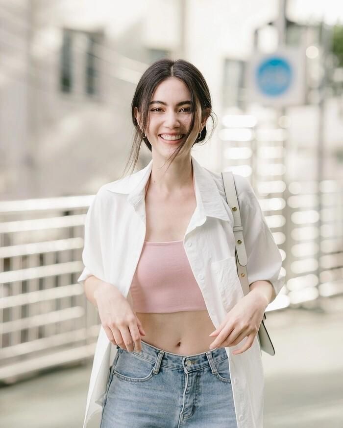 Có khi cô lại chọn diện áo crop top dáng ôm mix cùng áo sơ mi mang tông trắng, hoàn thiện với quần short jeans cạp cao, phần vạt sơ mi buông thõng thoải mái theo lối giấu quần
