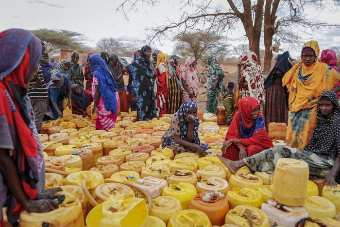 Người dân đợi chính phủ phân phối nước gần Kuruti, thuộc hạt Garissa, Kenya. Ảnh: AP.