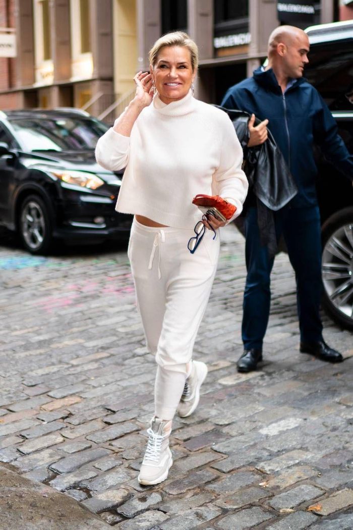 Gigi và Yolanda Hadid bị bắt gặp mặc chung quần áo vào năm 2019. Tuy nhiên, cặp mẹ con có tư duy phối đồ khác nhau khi diện cùng một thiết kế. Gigi theo đuổi hình tượng trẻ trung khi phối cùng kính râm. Trong khi đó, trang phục của Yolanda có phần giản dị, năng động hơn. Ảnh: People.