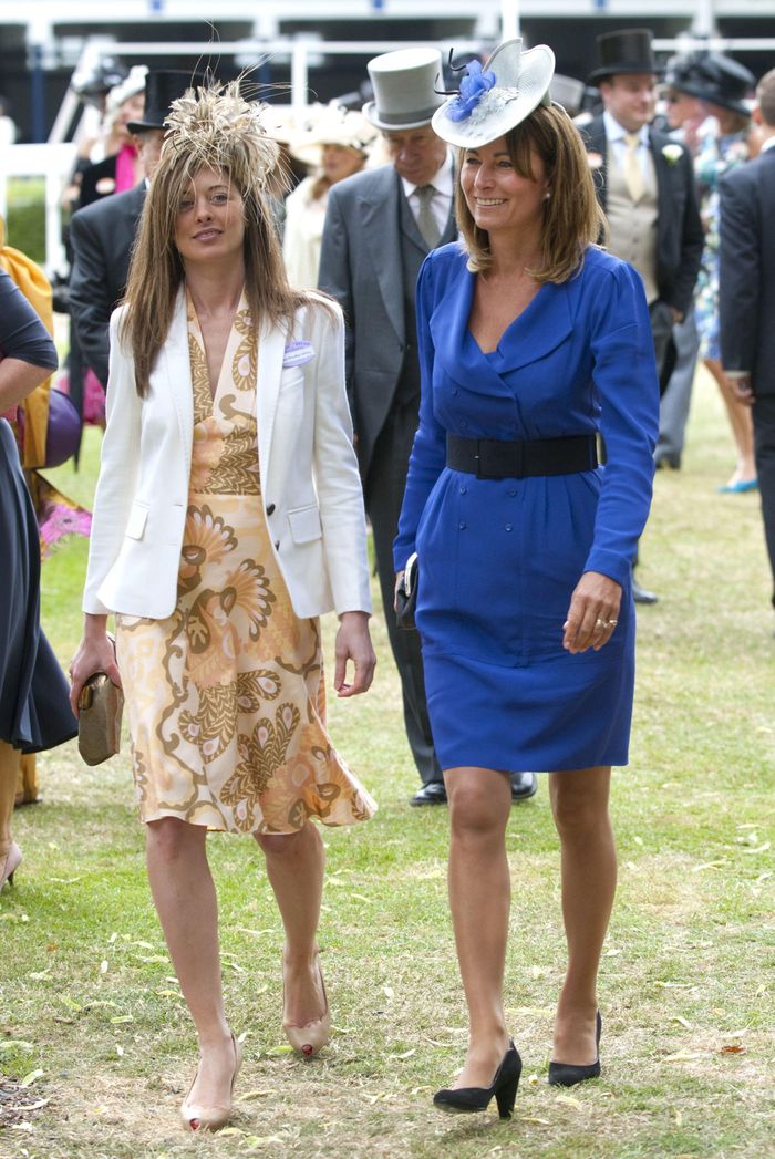 Chiếc váy màu xanh chiếm vị trí quan trọng trong trái tim của Kate Middleton. Thiết kế được Nữ công tước xứ Cambridge mặc khi lần đầu tiên phát biểu trước đám đông với tư cách là người của hoàng gia vào năm 2012. Mẹ của Kate từng mặc thiết kế tương tự vào năm 2010. Ảnh: Royal Fans.