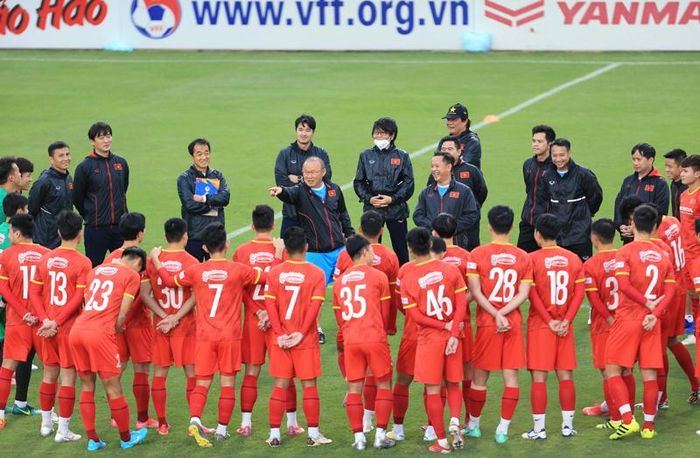 HLV Park Hang-seo căn dặn các học trò trước buổi tập. (Ảnh: VFF)