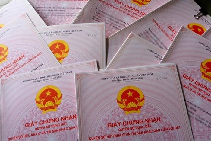 Nhiều sổ đỏ giả được nhóm đối tượng sử dụng nhằm lừa bán đất. (Ảnh:A.X)