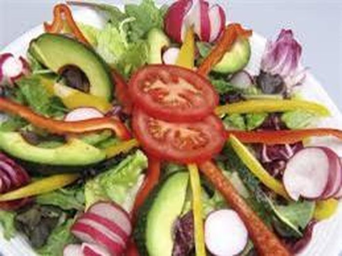 Một đĩa salad gồm đầy đủ rau xanh và hoa quả là thực đơn chính giúp giảm cân. Ảnh minh họa
