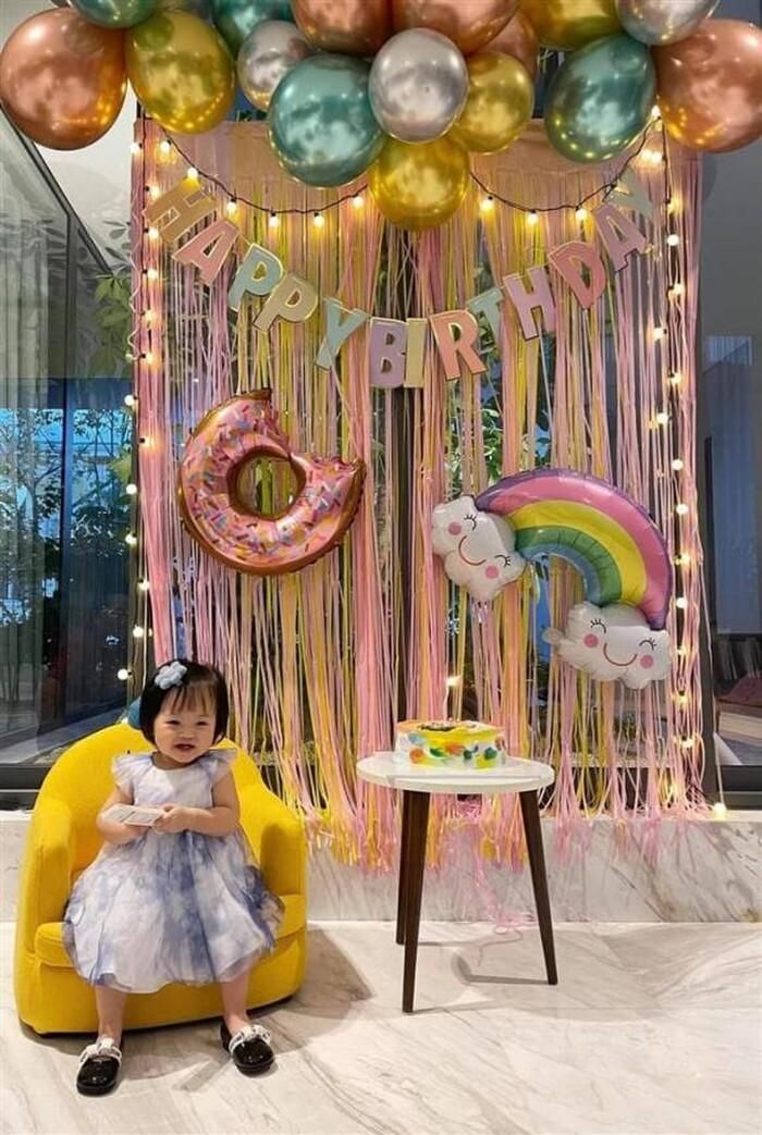 Có thể thấy, dù chỉ mới hơn 1 tuổi nhưng cô nàng Suchin đã có cho mình bộ sưu tập đồ hiệu đắt tiền khiến ai nhìn cũng ghen tị.. 