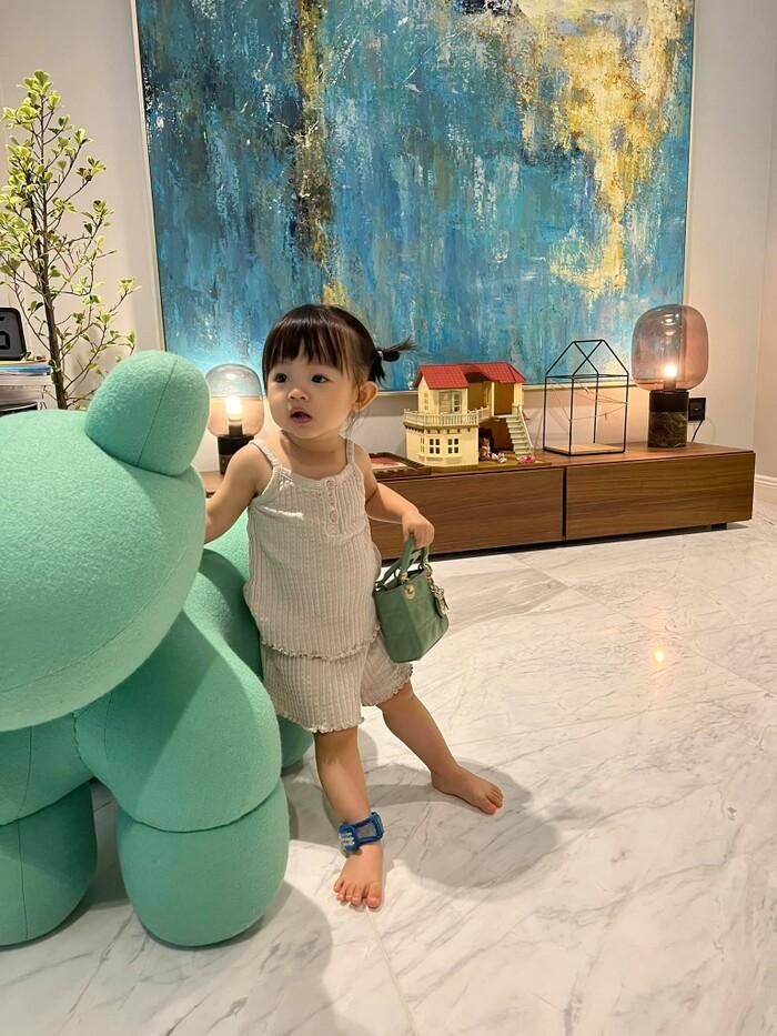 Lần này là một chiếc túi đến từ nhà mốt nổi tiếng Dior.