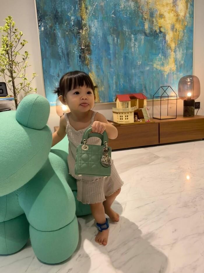 Nhìn cách đứng và tạo dáng của "tiểu công chúa" trong bức ảnh khiến ai cũng phải bật cười thích thú.