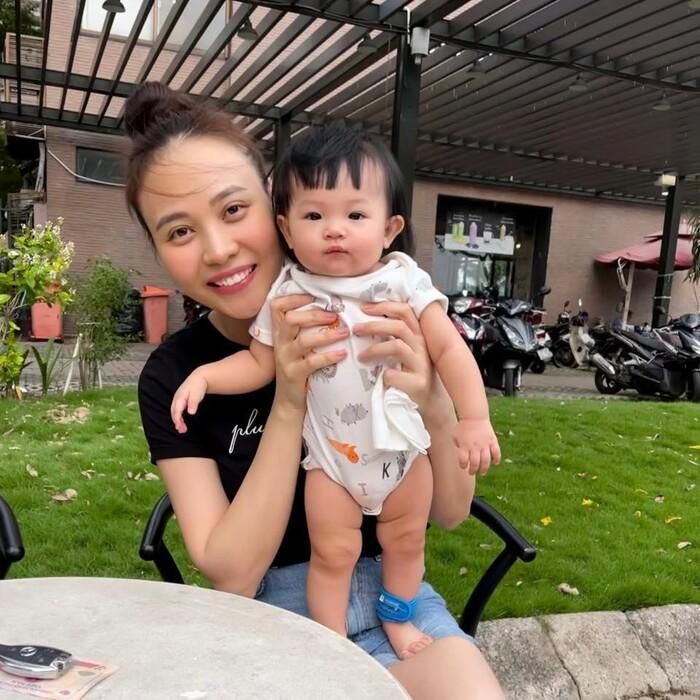 Chiếc vòng chân giúp Suchin đuổi muỗi.