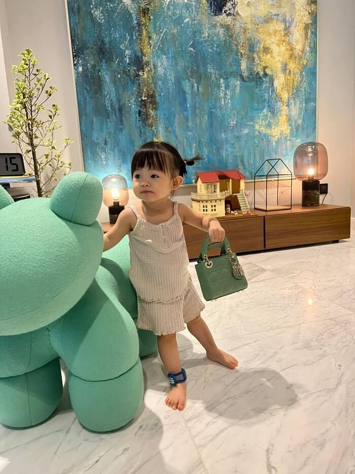 Suchin thường xuất hiện với chiếc vòng ở chân.