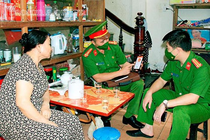 Cán bộ, chiến sĩ Phòng Cảnh sát PCCC và CNCH hướng dẫn hộ kinh doanh sử dụng App "Báo cháy 114".