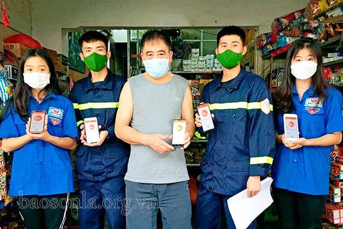 Đội cảnh sát PCCC và CNCH khu vực Mộc Châu hướng dẫn người dân cài đặt app "Báo cháy 114".