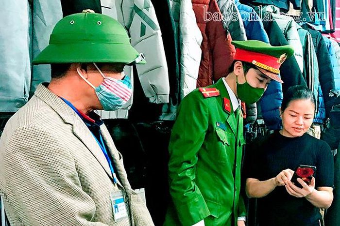 Cán bộ, chiến sĩ Phòng Cảnh sát PCCC và CNCH tuyên truyền, hướng dẫn cài đặt app “Báo cháy 114” cho hộ kinh doanh.