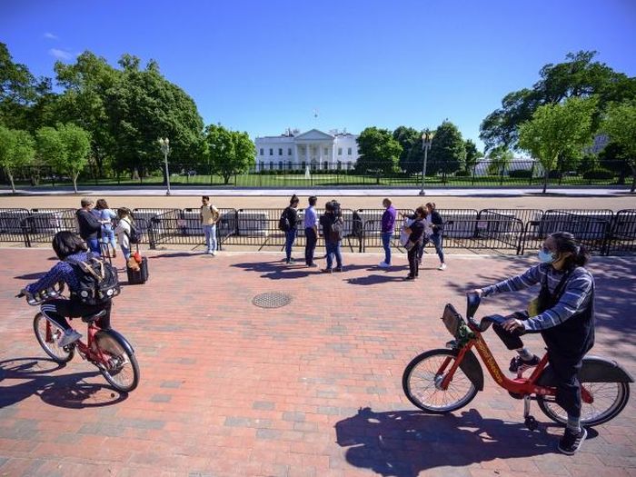 Khách du lịch và người dân Washington thăm quan quảng trường Lafayette đối diện Nhà Trắng ở Washington, Mỹ trong ngày mở cửa trở lại. Ảnh: AFP/TTXVN