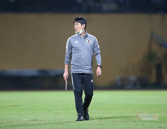 HLV Hajime Moriyasu mặc đồ như các thành viên ban huấn luyện khác