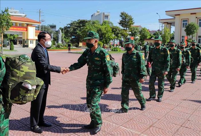 Phó Chủ tịch Ủy ban nhân dân thành phố Hải Phòng Lê Khắc Nam tiễn các cán bộ, chiến sỹ Bộ đội Biên phòng thành phố Hải Phòng lên đường làm nhiệm vụ. Ảnh: An Đăng/TTXVN