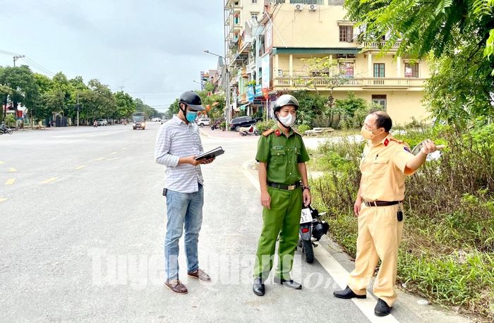 Phòng Cảnh sát giao thông phối hợp với Ban An toàn giao thông tỉnh khảo sát điểm tiềm ẩn gây mất an toàn giao thông trên địa bàn phường Tân Hà (TP Tuyên Quang).