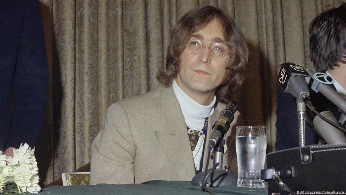  John Lennon bị fan cuồng ở mức độ chiếm hữu (Possessive) ám sát vào năm 1980. Ảnh: AP. 