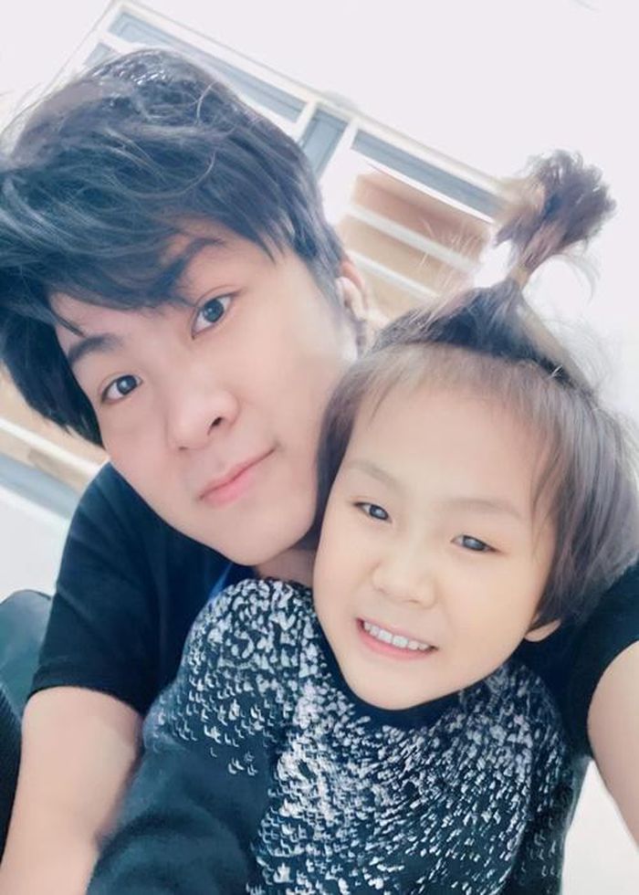 Phi Hùng luôn yêu thương bé Thiên Long không phân biệt bé là con ruột của ai.