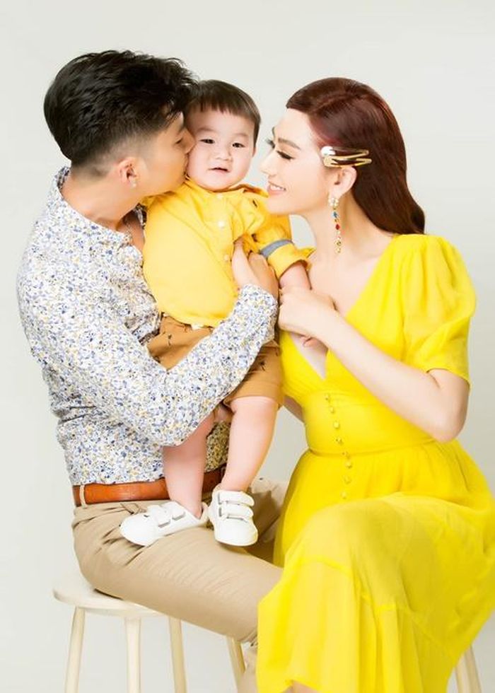 Năm 2018, Lâm Khánh Chi và chồng trẻ chi hơn 1 tỷ đồng để thụ tinh nhân tạo bằng tinh trùng được lưu trữ của nữ ca sĩ từ trước khi chuyển giới. Cuối tháng 1/2019, cặp đôi đón con trai Thiên Long sinh ra nhờ mang thai hộ từ Thái Lan về Việt Nam.