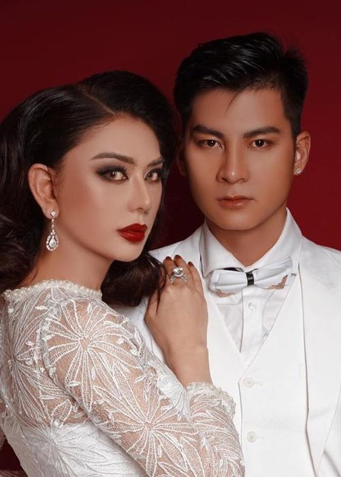 Hồi tháng 8/2021, Lâm Khánh Chi cũng có status khiến fan lo lắng. Cô viết: "Có nhiều lúc muốn sống một mình". Sau chia sẻ này, nữ ca sĩ vẫn đăng tải hình ảnh ông xã như thường thấy.