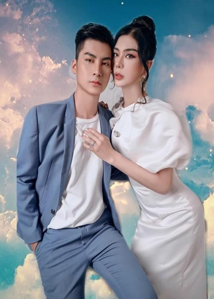 Trong livestream, Lâm Khánh Chi phủ nhận nghi vấn chia tay chồng trẻ. Cô cho hay: "Anh Hùng về quê rồi, Khánh Chi bây giờ đang quen cuộc sống một mình. Anh Hùng về quê vì sắp tới kinh doanh bất động sản ở quê. Bây giờ, 2 vợ chồng mỗi người làm một nơi. Khi nào rảnh anh Hùng sẽ lên thăm Khánh Chi".