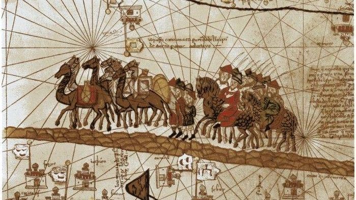 Ngược dòng thời gian, Marco Polo sinh ra trong một gia đình thương nhân giàu có và cởi mở ở Venezia. Cha và chú của ông là Niccolò và Maffeo Polo đều là những người buôn bán kim hoàn.