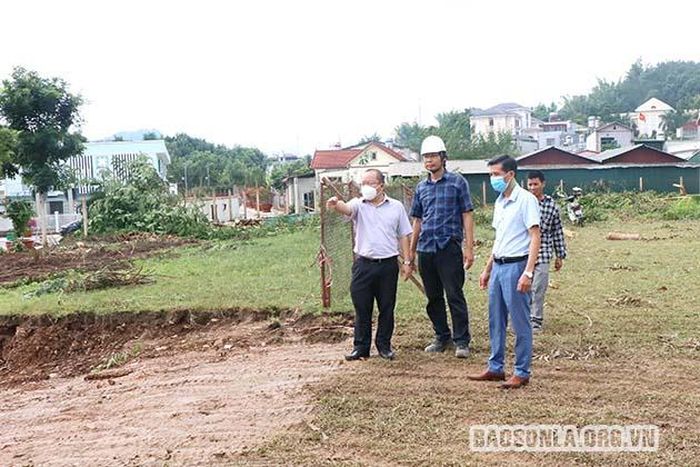 Cán bộ Ban Quản lý dự án Thành phố kiểm tra tiến độ thi công các dự án trên địa bàn.
