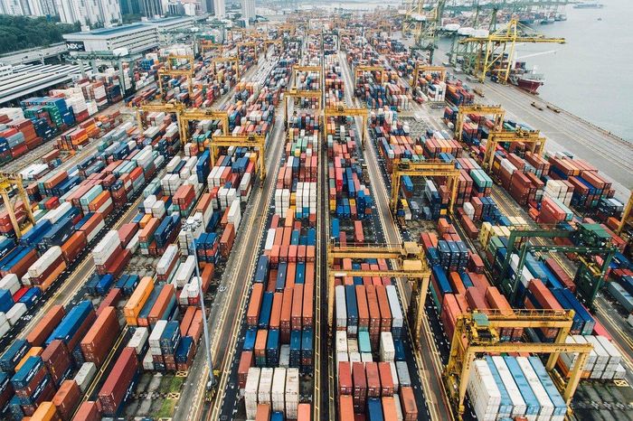  Khi các nền kinh tế lớn trên thế giới phục hồi từ khủng hoảng Covid-19, nguồn cung không thể theo kịp nhu cầu tăng vọt. Ảnh: Reuters. 