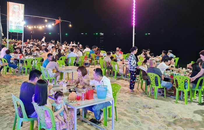 Một địa điểm ăn uống ven biển Phú Quốc trước khi xảy ra đợt dịch thứ 4. Ảnh: Việt Tường.