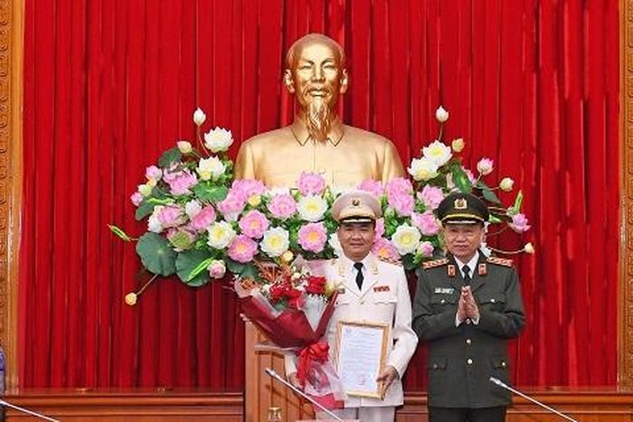 Đại tướng Tô Lâm trao quyết định và chúc mừng Trung tướng Nguyễn Minh Đức