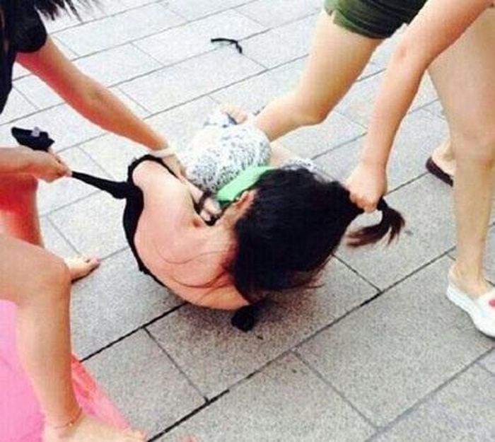 Đánh ghen gay gắt, làm người chồng xấu hổ hay kinh sợ vì sự đáo để nhiều khi mất "cả chì lẫn chài". Ảnh minh họa