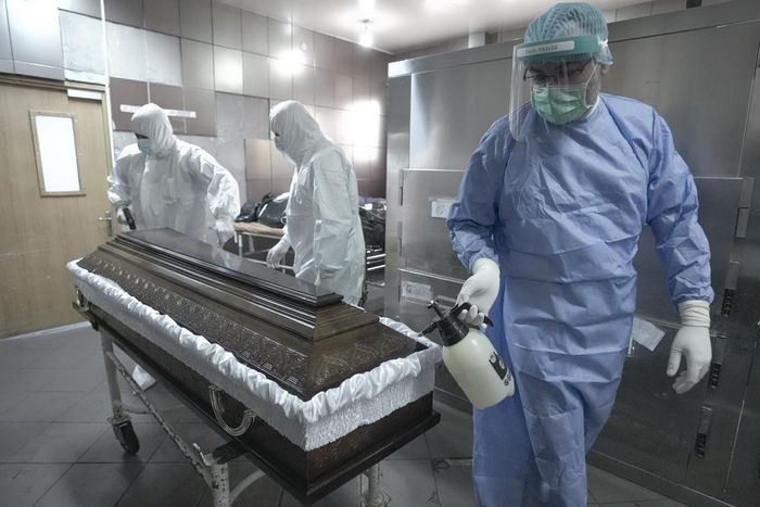  Trong ảnh, một nhân viên y tế khử trùng quan tài của nạn nhân Covid-19 tại Bệnh viện Cấp cứu Đại học Bucharest trước khi các nhân viên nhà tang lễ, mặc trang phục bảo hộ màu trắng, mang đi chôn cất, ở Bucharest, hôm 8/11. Quốc gia 19 triệu dân hiện nằm trong số các nước có tỷ lệ tử vong cao nhất ở châu Âu. Tỷ lệ tử vong trung bình hàng ngày ở Romania trong tuần trước lên tới 23,7 trên một triệu người và tới nay giảm xuống còn 21, theo Our World in Data. Tỷ lệ này vẫn cao hơn 30 lần so với các nước Bồ Đào Nha, Pháp và Tây Ban Nha, đồng thời cao hơn nhiều so với mức trung bình của EU là 3,1%. 
